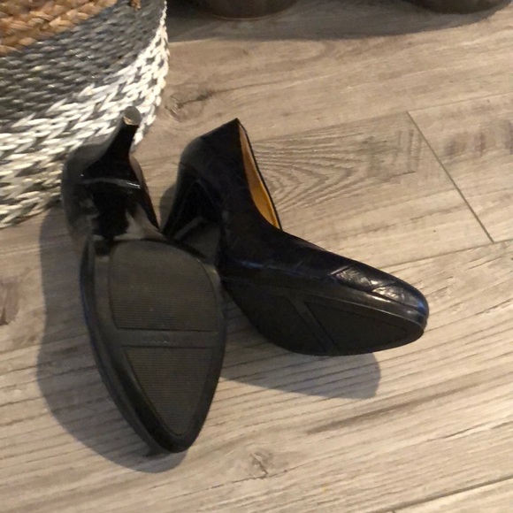 Nine West sz 7 Navy heels not worn - Picture 2 of 3